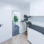 Alfa Einzelzimmer Teeküche Porsche Bosch L Gemeinschaftsbad Wifi Smarttv L Single With Kitchenette&shared Bathroom Bs21a10 *