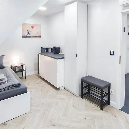Alfa Einzelzimmer Teeküche Porsche Bosch L Gemeinschaftsbad Wifi Smarttv L Single With Kitchenette&shared Bathroom Bs21a10 * Stuttgart