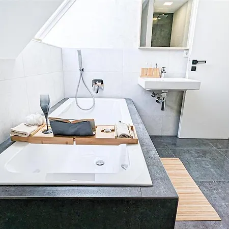 Alfa Einzelzimmer Teekueche Porsche Bosch L Gemeinschaftsbad Wifi Smarttv L Single With Kitchenette And Shared Bathroom Bs21a10 * Stuttgart